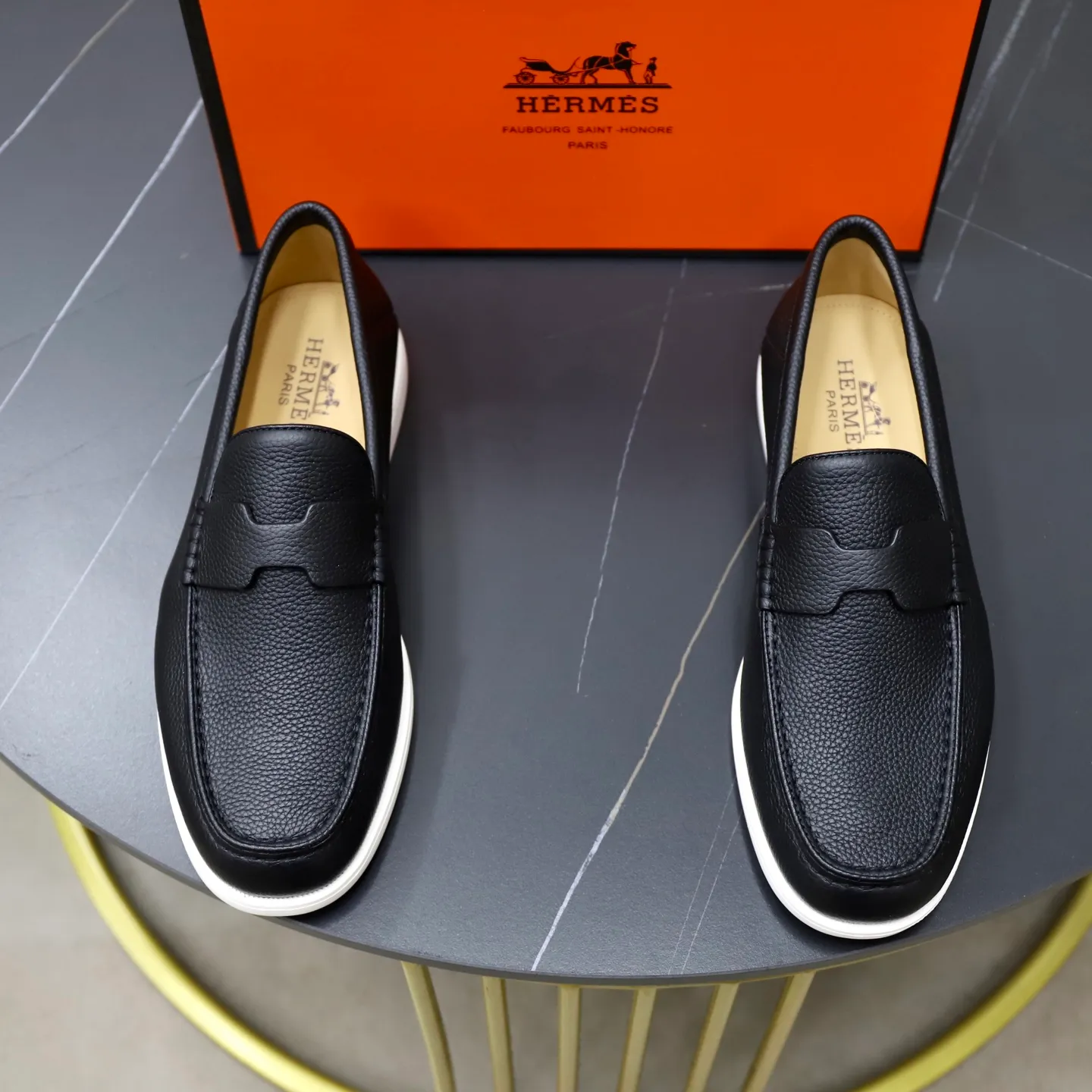 Ex-factory price: 560💰Hermès/Hermès slip-on men's shoes. This shoe is made of imported pebbled cowhide. It has simple and smooth lines and is combined with aerodynamically designed 3CM rubber foam ultra-light soles! Youthful and fashionable, classic H-shaped hardware buckle decoration, calf lining gently wraps the feet, with logo cowhide feet, casual and urban style, highlighting youthful vitality, sports and leisure version, super versatile, code number: 38-39-40-41-42-43-44 standard leather shoe size (45 can be customized but does not support returns)